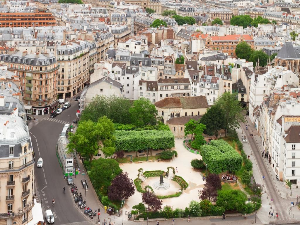The Most Beautiful Squares and Fountains of the Latin Quarter: A Refreshing Summer Walk