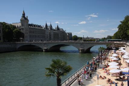 Les joies de la plage au cœur de Paris